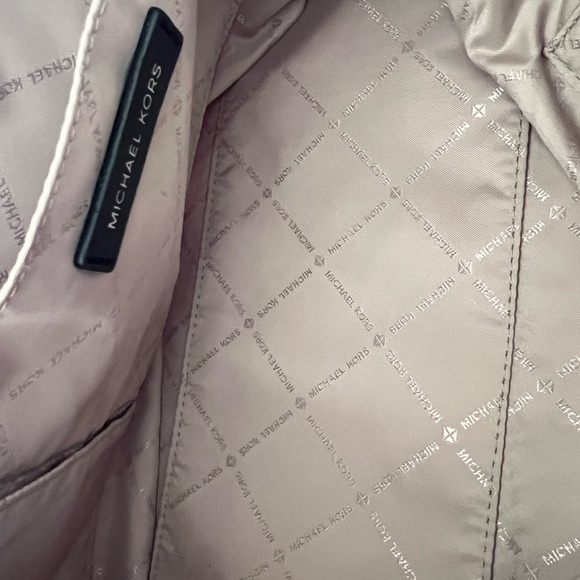 MICHAEL KORS Duffle Bag & a “FREEBIE” 🔥 MK card holder ❤️ - Picture 10 of 14